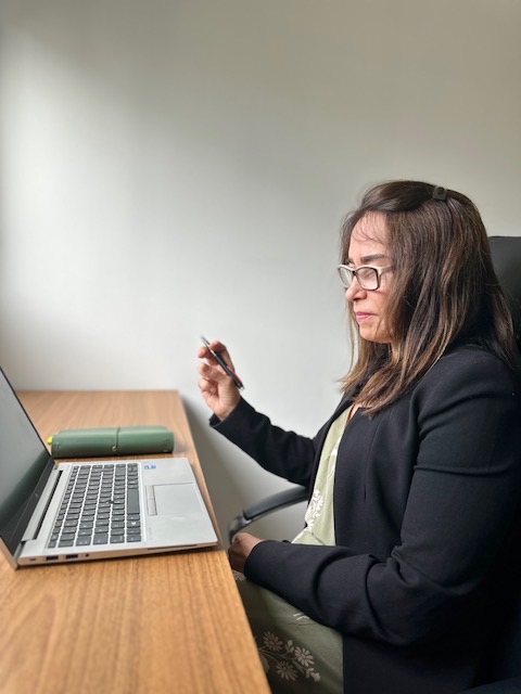 Cláudia Baumfeld em atendimento online